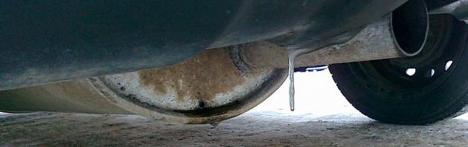 Из глушителя капает вода причины