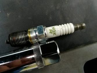Из за чего пробивает свечи зажигания?