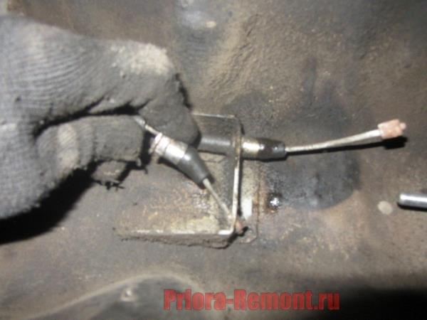 как извлечь трос ручника на Приоре