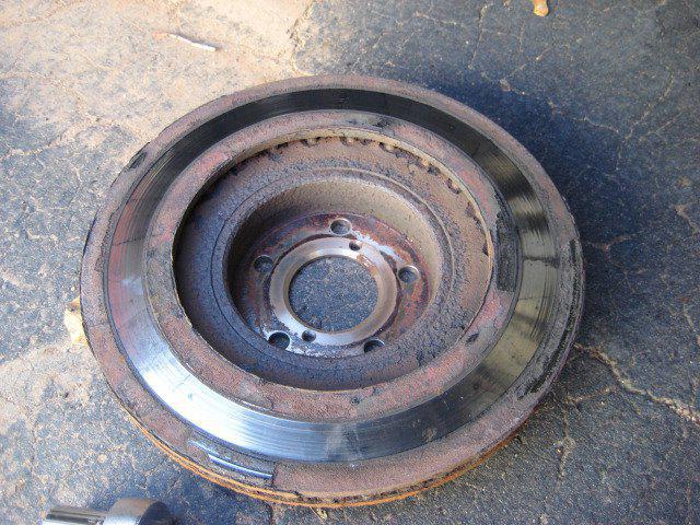 как определить износ тормозных дисков и колодок