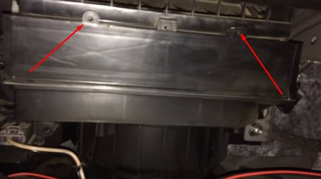 Как заменить салонный фильтр в Опель Астра J?