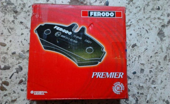 Красные передние тормозные колодки на Лада Калина Феродо
