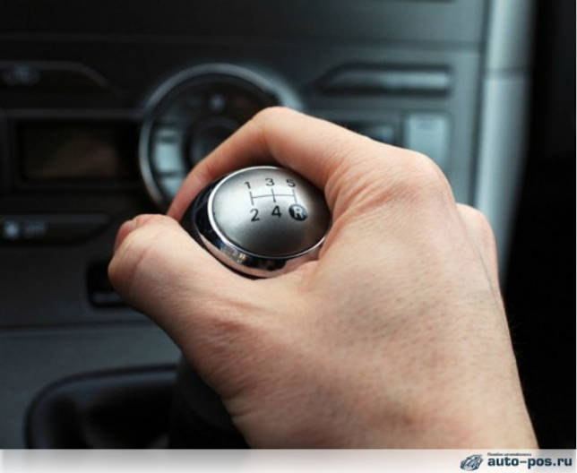 На фото – рычаг переключения скоростей машины с механической коробкой передач