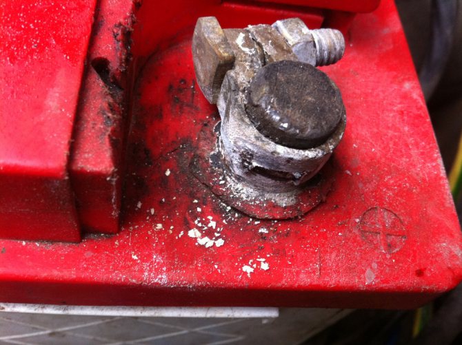 Неисправные клеммы аккумулятора