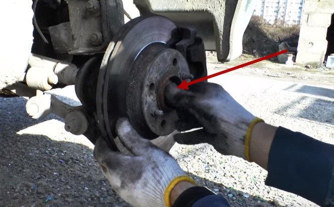 Откручиваем ступичную гайку Ваз 2114