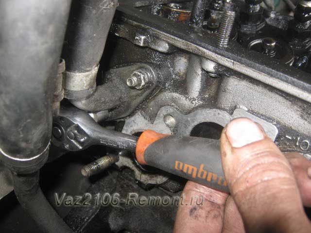 открутить трубку подвода ОЖ к ГБЦ на ВАЗ 2106