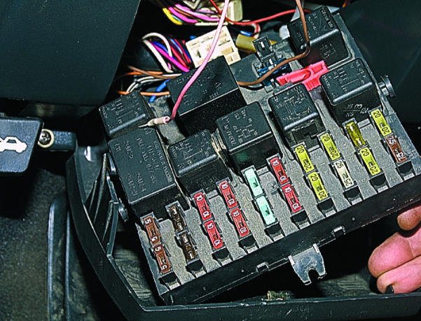 Открытая крышка монтажного блока