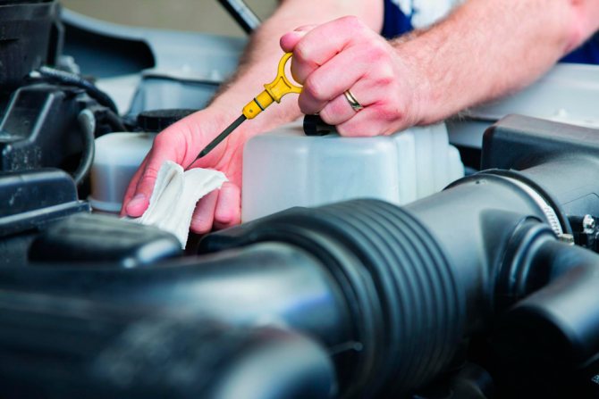 Проверка уровня масла в двигателе