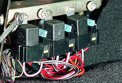 Расположение блока реле и предохранителей в консоли