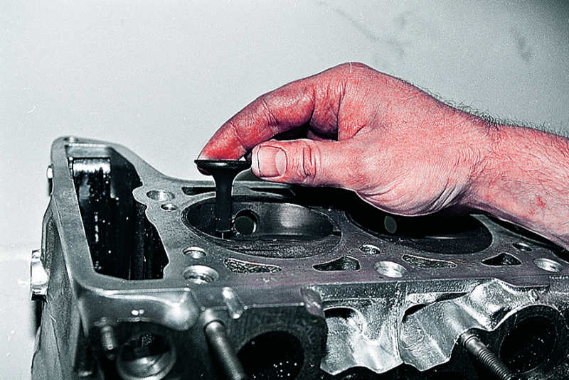 Разборка головки блока цилиндров, притирка клапанов ВАЗ 2106