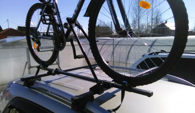 Рейлинги фиксируют велосипед