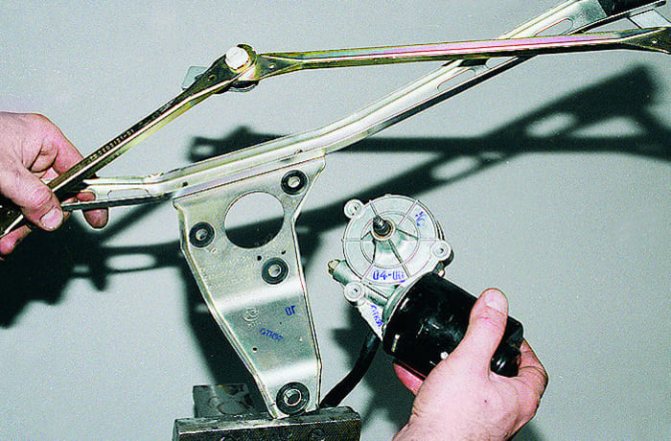 Самостоятельная замена моторчика дворников