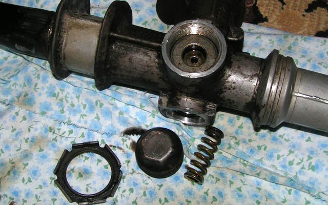 Снятый упорный болт