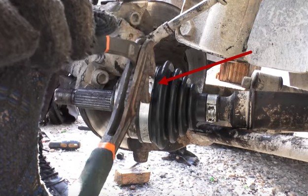 Устанавливаем пыльник внешнего шруса Ваз 2114