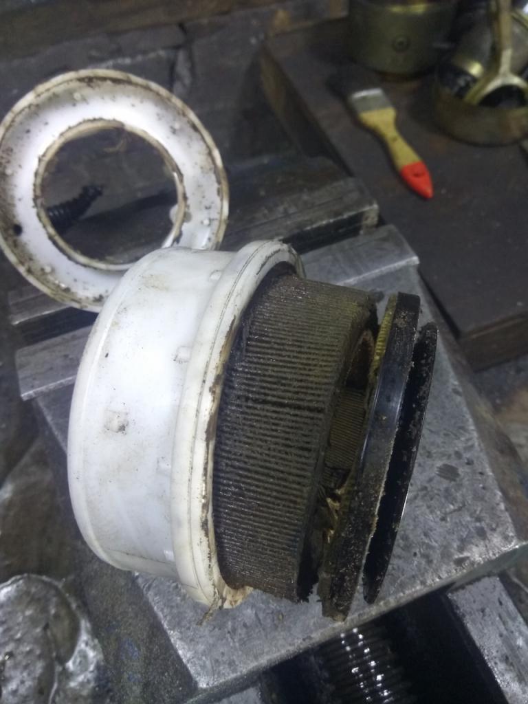 Загрязненный топливный фильтр