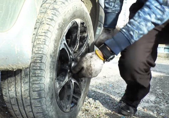 Закручиваем ступичную гайку Ваз 2114