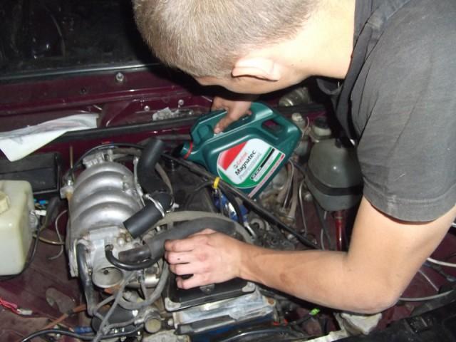 Процесс заливания масла Castrol Magnatec в двигатель Процесс заливания масла Castrol Magnatec в двигатель
