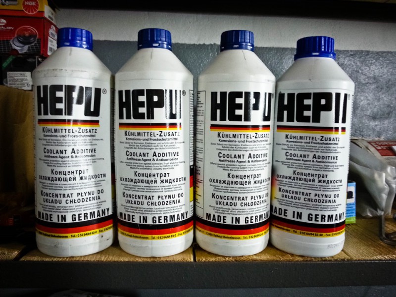 Четыре литровых бутылки синего концентрата Hepu Четыре литровых бутылки синего концентрата Hepu
