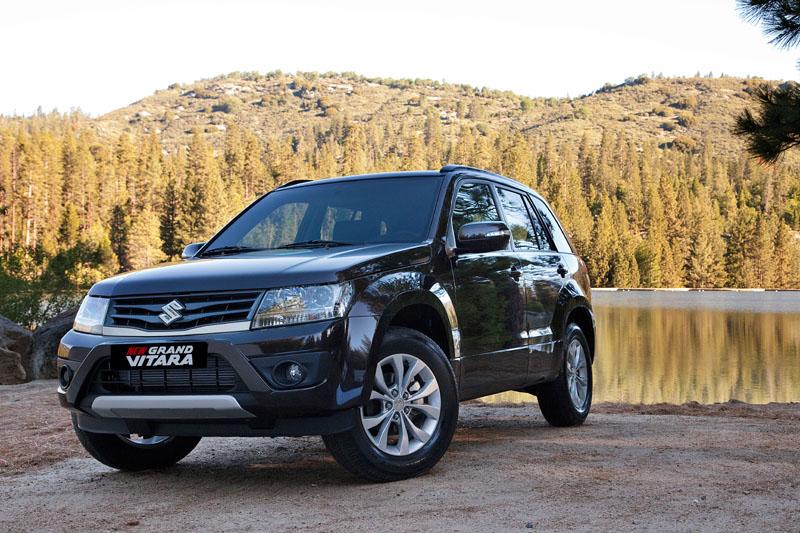 Шикарный Grand Vitara на фоне озера Шикарный Grand Vitara на фоне озера