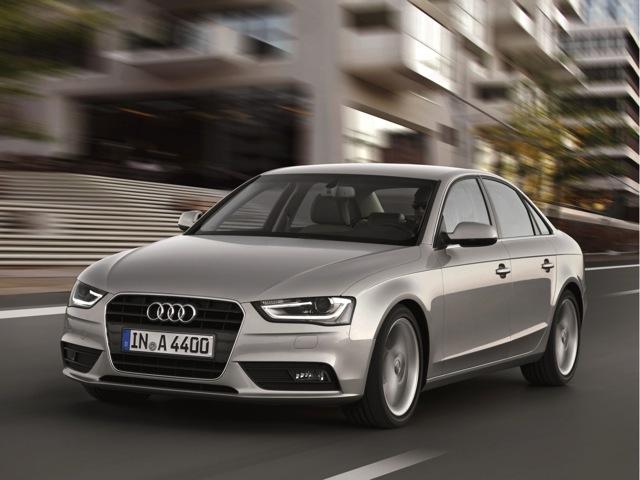 Автомобиль Audi серебристого цвета Автомобиль Audi серебристого цвета
