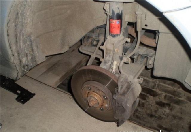 Авто без переднего колеса Авто без переднего колеса