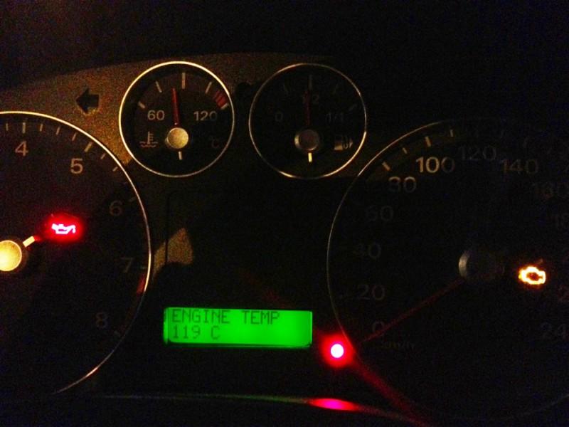 Лампа Check Engine, сообщающая водителю о возникновении неисправностей (горит оранжевым цветом на спидометре) Лампа Check Engine, сообщающая водителю о возникновении неисправностей (горит оранжевым цветом на спидометре)