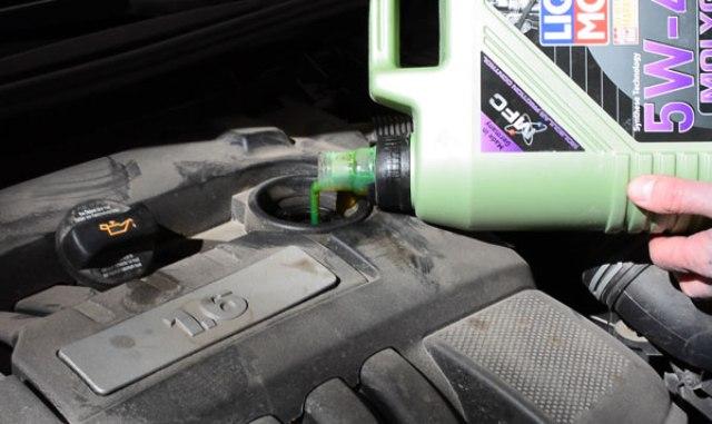 Заливка жидкости Liqui Moly 5w30 Molygen Заливка жидкости Liqui Moly 5w30 Molygen