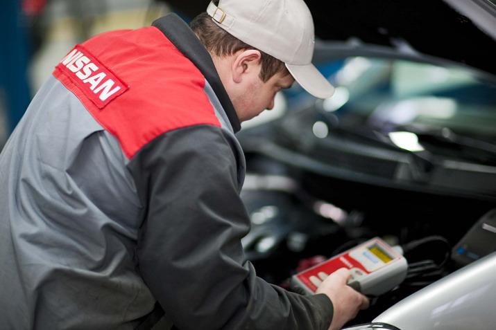 Выполнение диагностики мастером центра Nissan Выполнение диагностики мастером центра Nissan