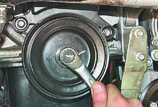 Откручиваем крепежный болт Откручиваем крепежный болт