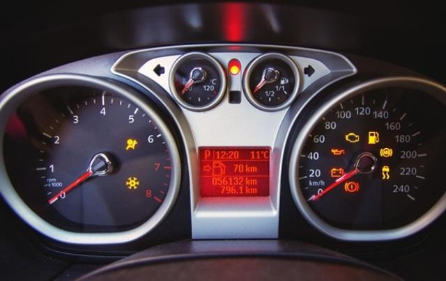 Лампочка Check Engine, сообщающая водителю о возникновении неисправностей (горит оранжевым цветом на спидометре) Лампочка Check Engine, сообщающая водителю о возникновении неисправностей (горит оранжевым цветом на спидометре)