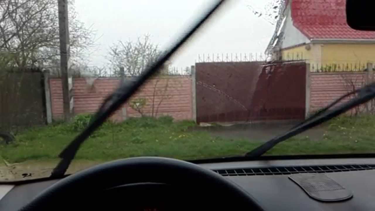 Очистка лобового стекла дворниками Очистка лобового стекла дворниками