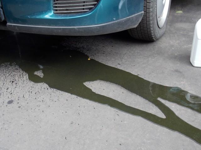 Вытекание зеленой ОЖ в автомобиле Вытекание зеленой ОЖ в автомобиле