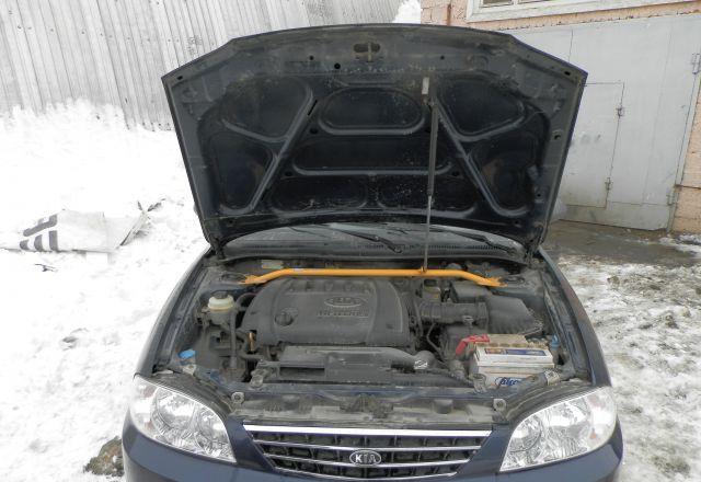 Kia Spectra с открытым капотом Kia Spectra с открытым капотом