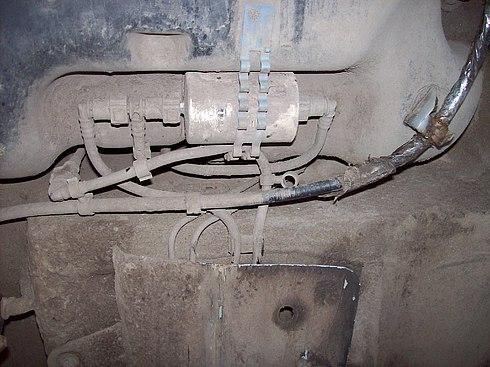 Место установки ТФ под днищем автомобиля Рено Сандеро Место установки ТФ под днищем автомобиля Рено Сандеро