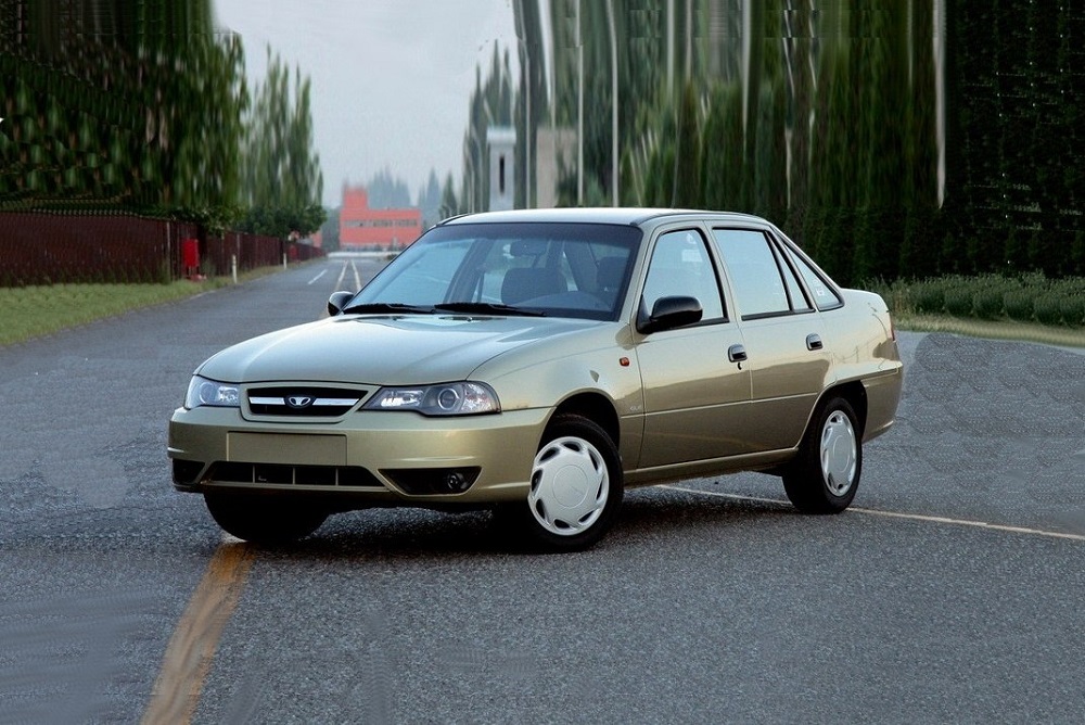 Daewoo Nexia Daewoo Nexia стоит на дороге