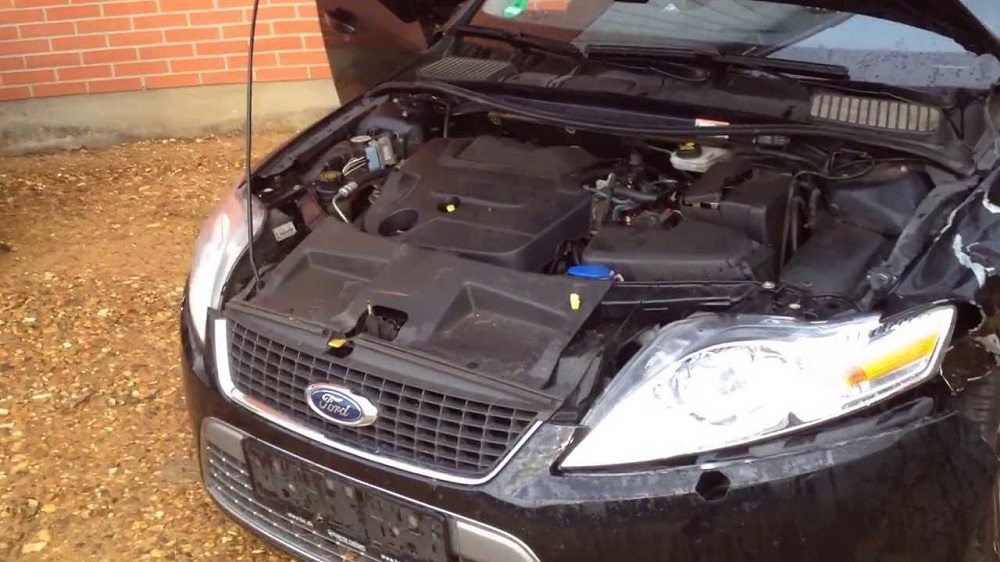 Мотор автомобиля Ford Mondeo Ford Mondeo вид под капотом