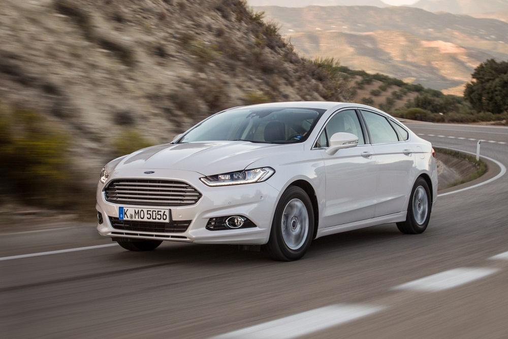 Ford Mondeo на дороге Белый Ford Mondeo на дороге