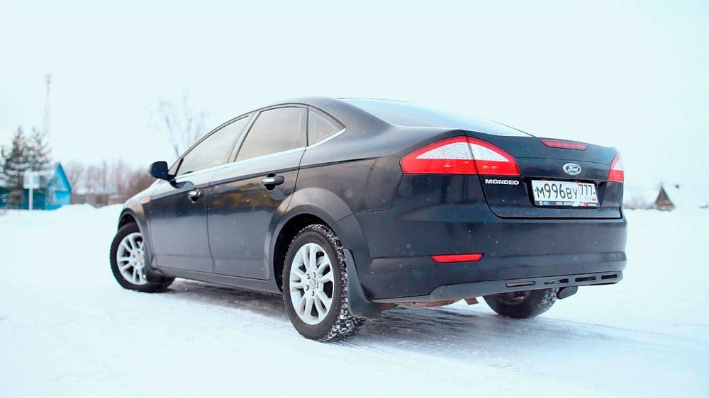 Ford Mondeo вид сзади Ford Mondeo вид сзади