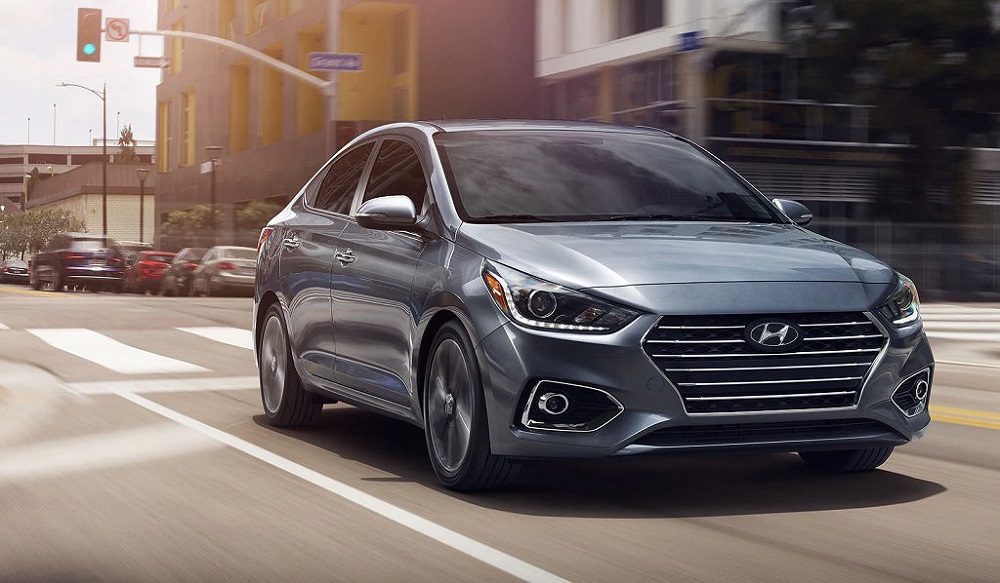 Hyundai Accent Hyundai Accent едет по дороге