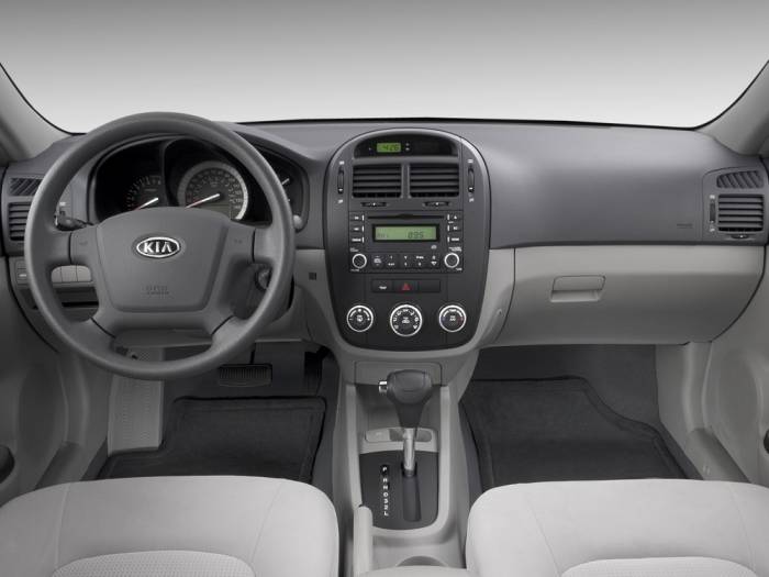Kia Spectra салон изутри Kia Spectra салон изутри