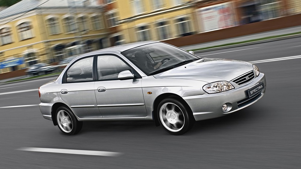 Kia Spectra на дороге Kia Spectra на дороге