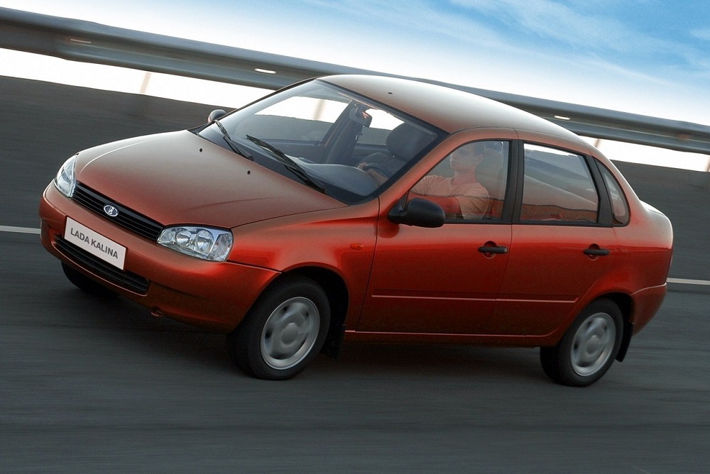 Lada Kalina Lada Kalina едет по дороге