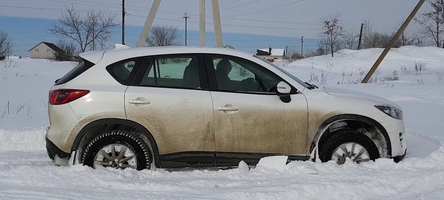 Mazda CX-5 едет по снегу Mazda CX-5