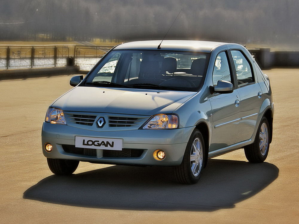 Внушительный радиатор и выразительная оптика Renault Logan Рено Логан - вид спереди