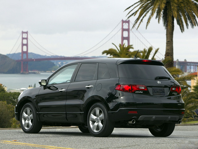 Автомобиль Acura RDX: вид сзади Автомобиль Acura RDX: вид сзади