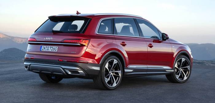 Вид Audi Q7 сзади Audi Q7 сзади