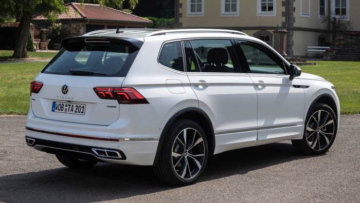 Вид Volkswagen Tiguan сзади Авто Volkswagen Tiguan сзади