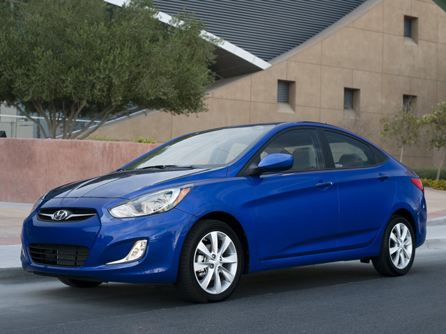 Автомобиль Hyundai Accent Автомобиль Hyundai Accent отличается багажником на манер лифтбека