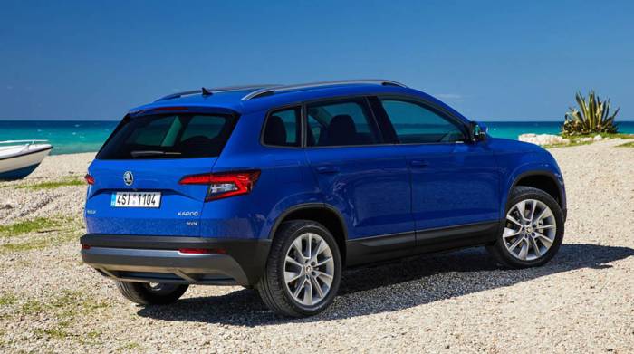 Вид Skoda Karoq сзади Автомобиль Skoda Karoq сзади