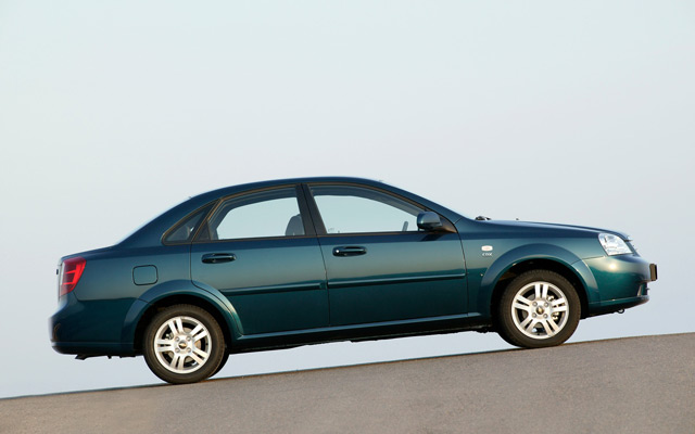 Автомобиль Chevrolet Lacetti седан: вид сбоку Автомобиль Chevrolet Lacetti седан: вид сбоку